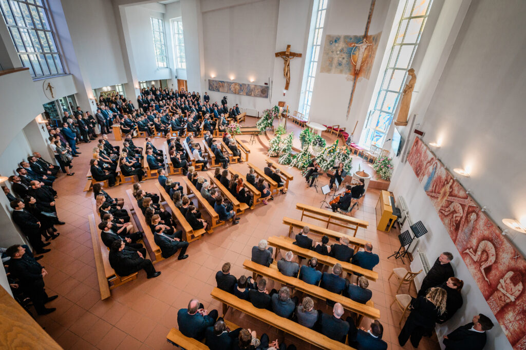 Kostel plný smutečních hostů